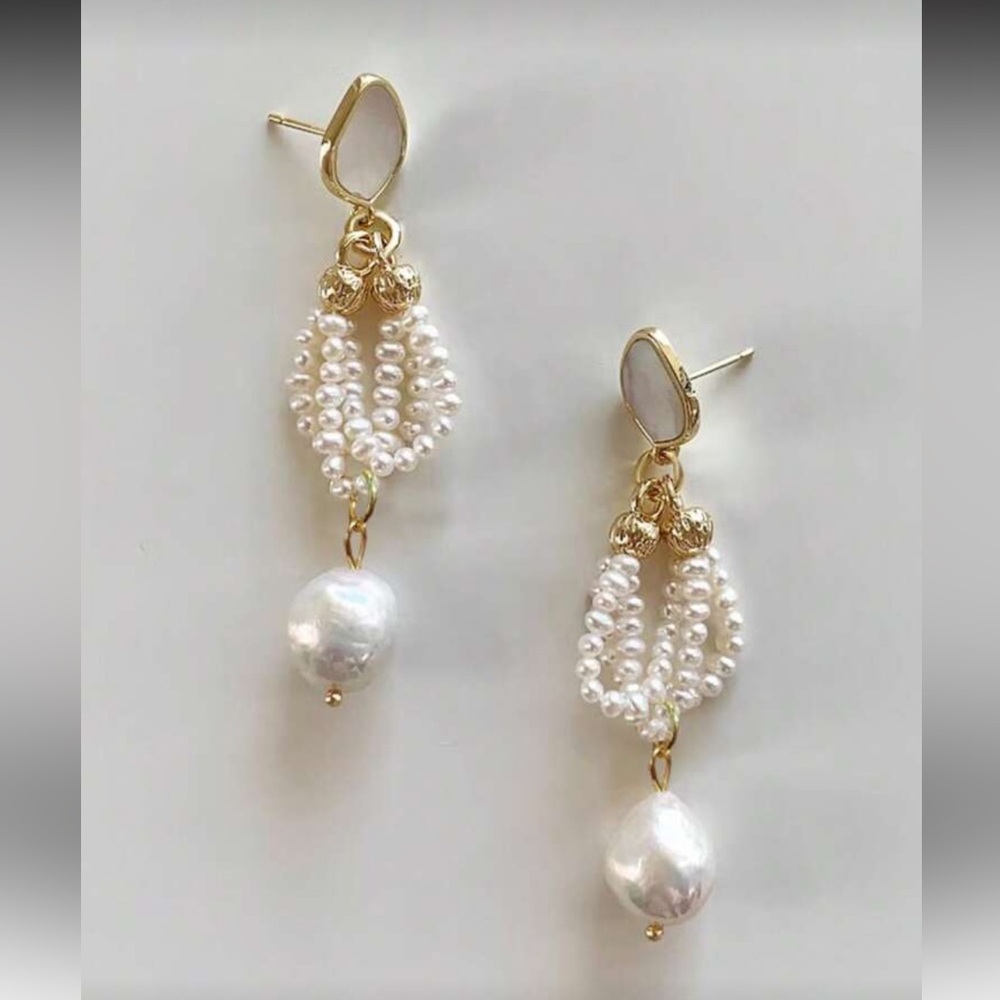 Elegant Gold and Pearl Drop Earrings R327